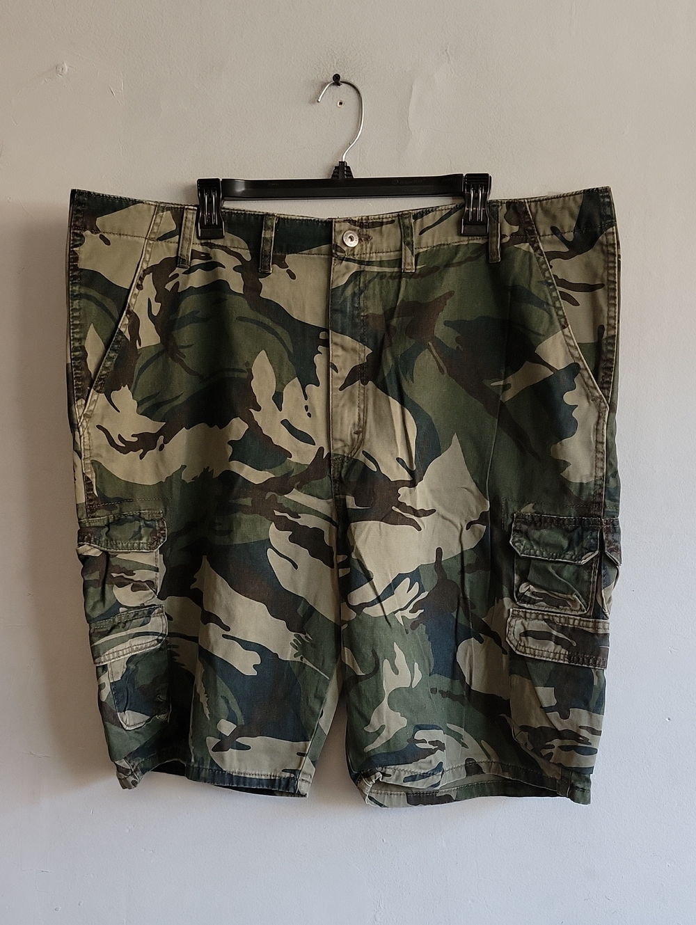Men's 44" waist Wrangler green camo cargo shorts